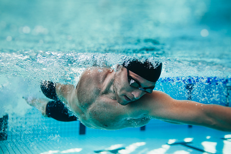 Olahraga berenang membantu menurunkan berat badan dengan cepat.