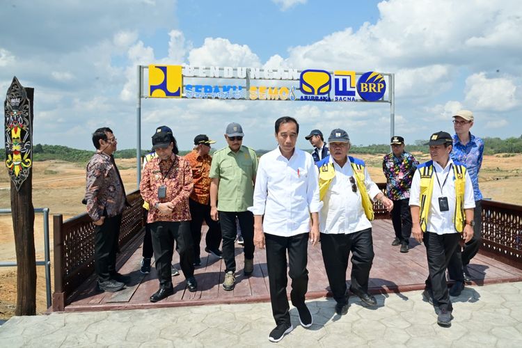 Presiden Joko Widodo (Jokowi) usai melakukan impounding (pengisian awal air) Bendungan Sepaku Semoi, Kabupaten Penajam Paser Utara, Kalimantan Timur, pada Kamis (21/09/2023).