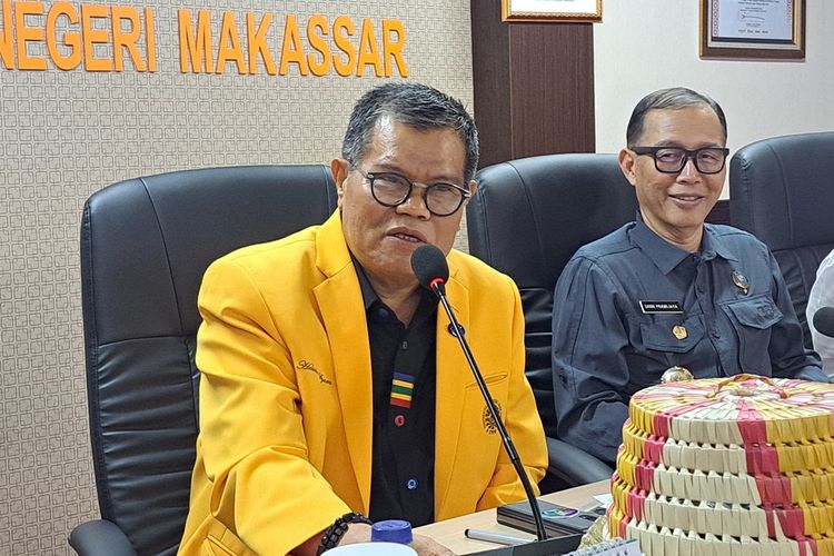 Rektor UNM Prof Husain Syam saat jumpa pers di Lantai 7 Menara Pinisi UNM, Jumat (16/6/2023).