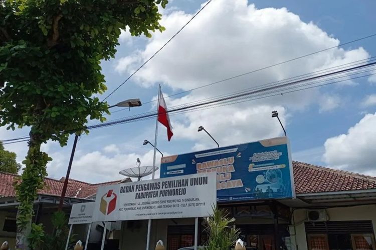 Istimewa : Tangkapan layar foto di salah satu sosial media, bendera merah putih yang berkibar di halaman kantor Bawaslu Purworejo terbalik dan ramai diperbincangkan 