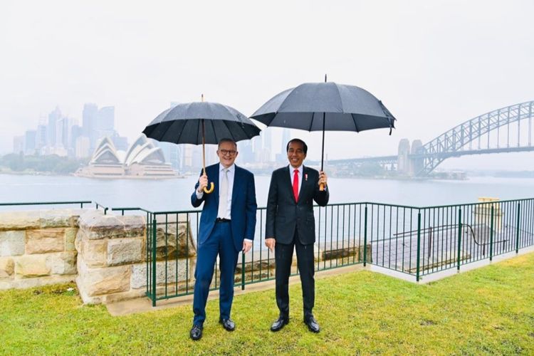 Presiden Joko Widodo dan Perdana Menteri Australia Anthony Albanese saat berfoto bersama dengan latar belakang Sydney Opera House dan Harbour Bridge di Kota Sydney, Selasa (4/7/2023)..