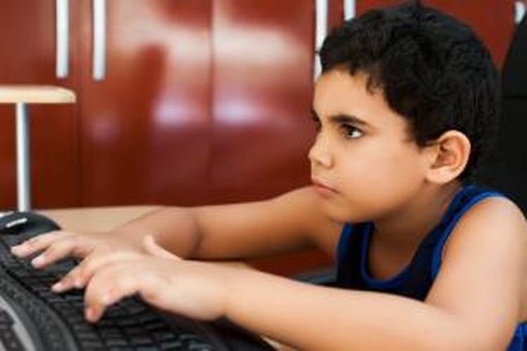 Ilustrasi anak-anak menggunakan komputer
