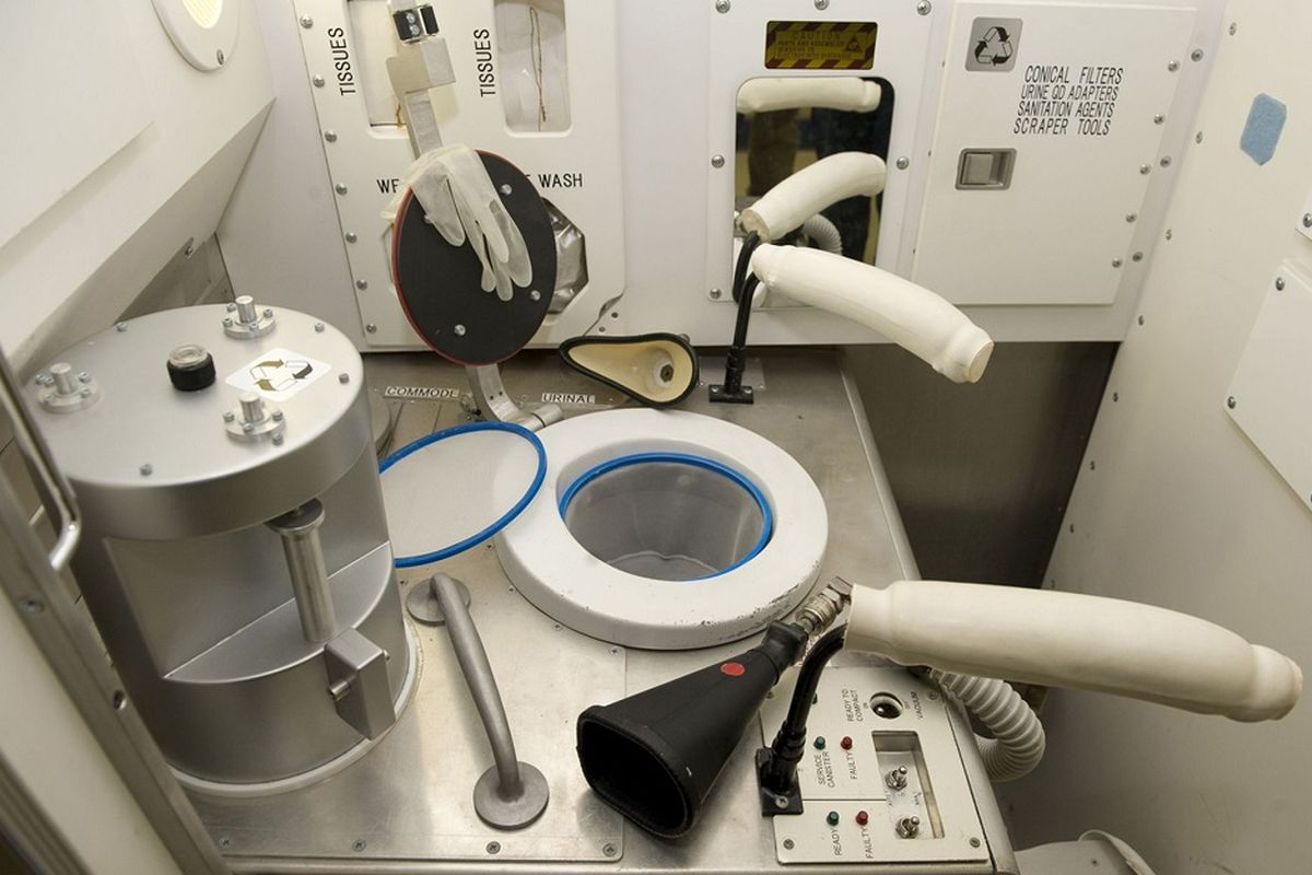 Toilet di Stasiun Luar Angkasa Internasional (ISS)