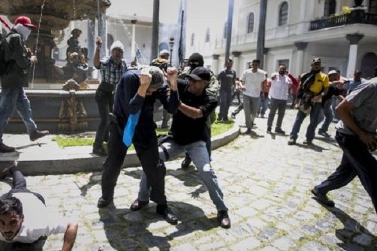 Para pendukung pemerintah Presiden Venezuela, Nicolas Maduro, menyerbu masuk gedung parlemen nefara itu dan memukuli anggota DPR, Rabu (5/7/2017).
