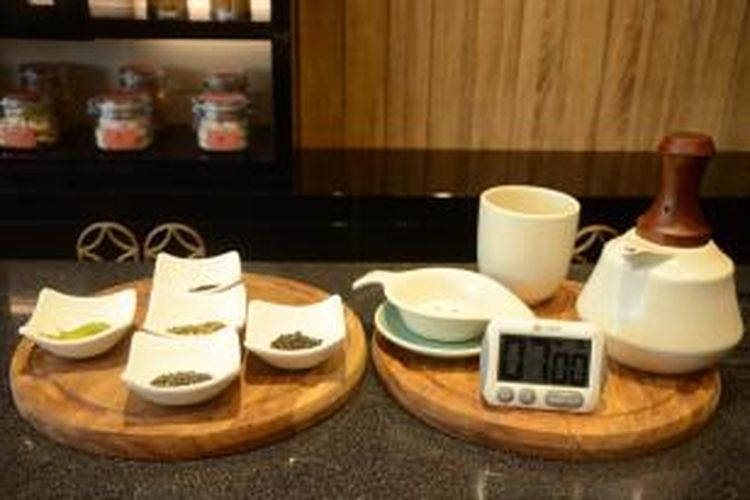 Jenis teh dan perlengkapan untuk menikmati teh ala kafe Gaia Tea and Cakes di Jalan Kemang Raya 27A Jakarta Selatan