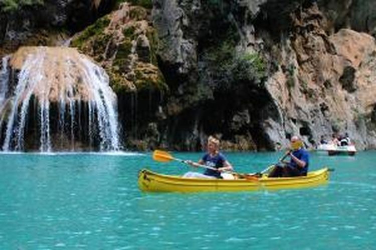 Danau Sainte Croix di Alpes de Haut-Provence, Perancis Selatan. 