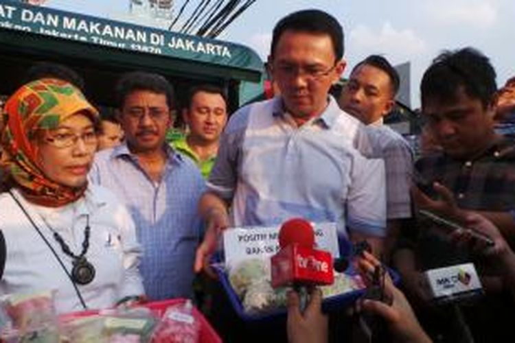 Kepala Balai Pengawasan Obat dan Makanan (BPOM) DKI Dewi Prawitasari dan Gubernur DKI Jakarta Basuki Tjahaja Purnama seusai melakukan sidak makanan di Pusat Jajanan Benhil, Jakarta, Sabtu (27/6/2015). 