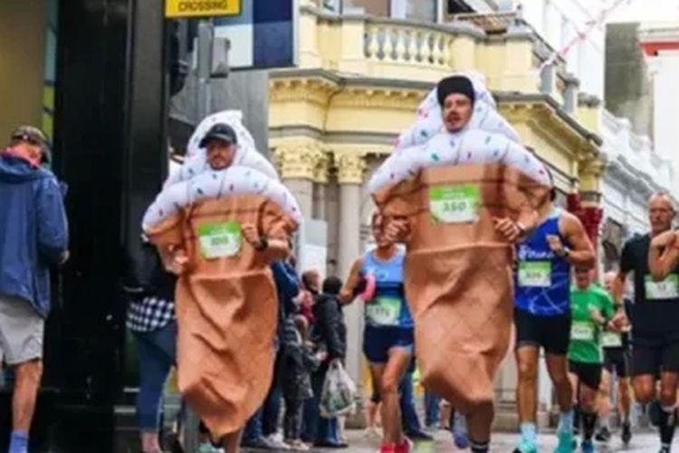 Dua Pria Inggris Berpakaian Seperti Es Krim, Lalu Lari Maraton…