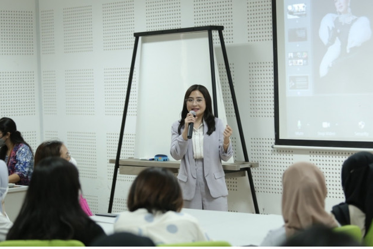 Prilly Latuconsina menjadi dosen praktisi di Universitas Gadjah Mada (UGM) untuk mata kuliah Kajian Selebritas.