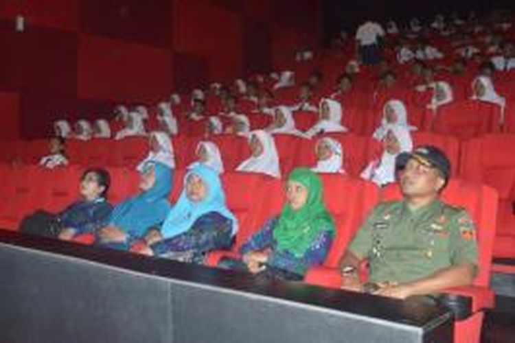 Komandan Komando Distrik Militer (Dandim) 07/05 Magelang Kolonel I Made Gede Antara saat nonton bareng film Jenderal Soedirman bersama ratusan siswa di Kota Magelang, Jawa Tengah, Rabu (16/5/2015). 