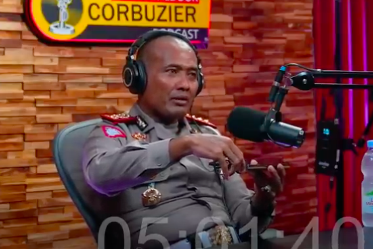 Dirlantas Polda Jawa Timur, Kombes Pol Latif Usman di podcast Deddy Corbuzier. Ia menjelaskan kronologi kecelakaan mobil yang ditumpangi Vanessa Angel dan Bibi Andriansyah