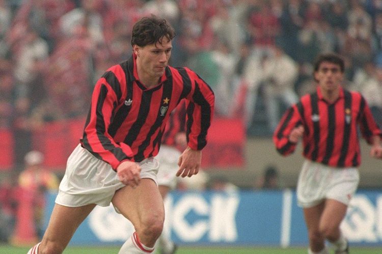 Penyerang AC Milan, Marco van Basten, membawa bola pada ajang final Toyota Cup kontra Olimpia, 9 Desember 2020 di Tokyo, Jepang.