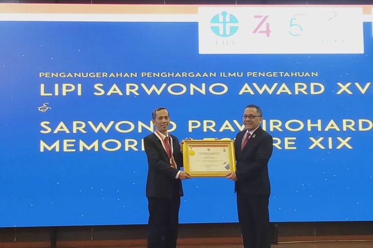 Pakar Fisika Nuklir dan Partikel UI, Terry Mart, terima penghargaan LIPI Sarwono Award, Kamis (22/8/2019).