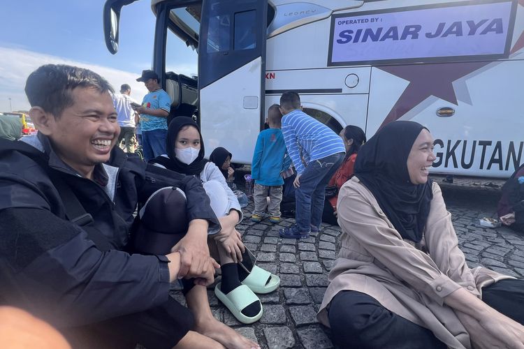 Cerita Warga Berburu Tiket Mudik Gratis Pemprov DKI, Daftar Pakai 4 Ponsel Sekaligus