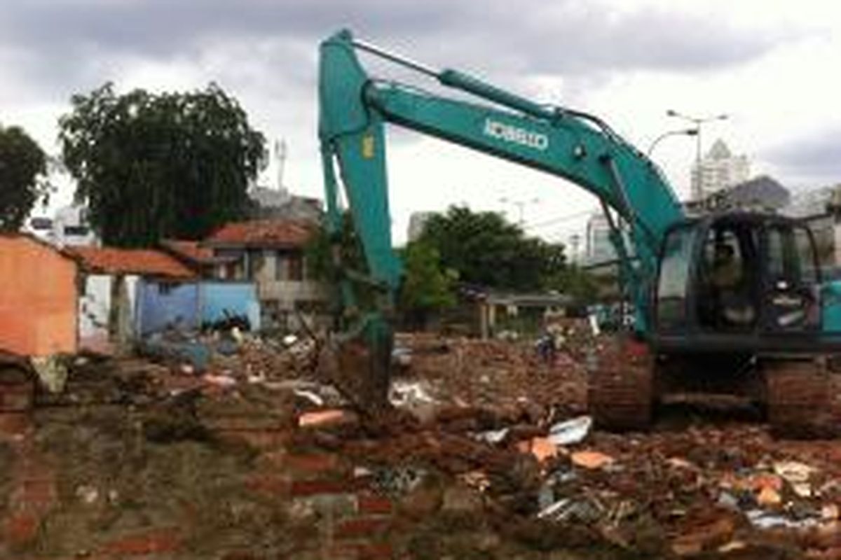 Penggusuran rumah samping Stasiun Tanah Abang, Jakarta Pusat, Sabtu (6/12/2014).