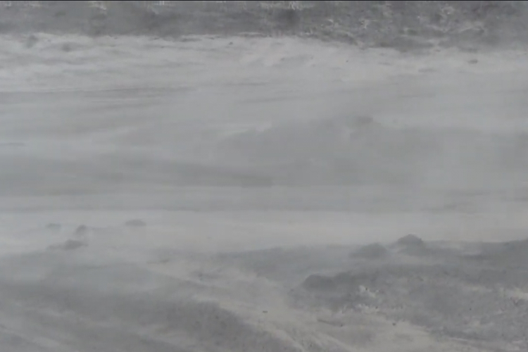 Aliran banjir lahar Gunung Semeru menerjang Sungai Regoyo, Jumat (5/12/2025)