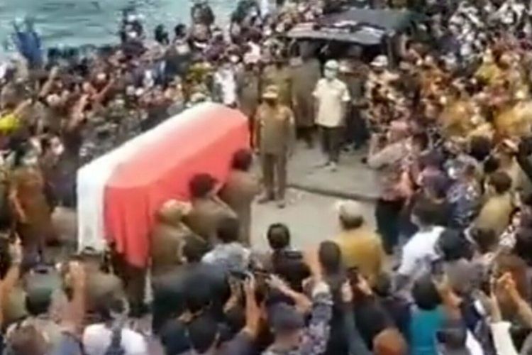 Tangkapan layar video peti jenazah Wakil Bupati Sangihe dijemput warga dan pemerintah setempat di pelabuhan dan selanjutnya akan dinaikkan ke dalam mobil untuk dibawa ke rumah duka