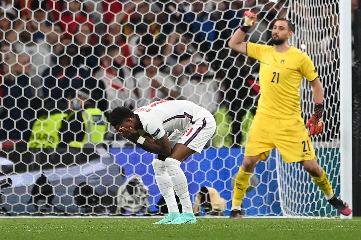Ekspresi Marcus Rashford usai gagal menendang penalti dalam laga final Euro 2020 Italia vs Inggris di Stadion Wembley, London, Inggris, 11 Juli 2021. 