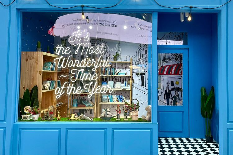 Tampilan instalasi mini book store sebagai gambaran dari momen natal di Paris, tema natal dan tahun baru yang diangkat oleh Mal Grand Indonesia, Rabu (7/12/22)