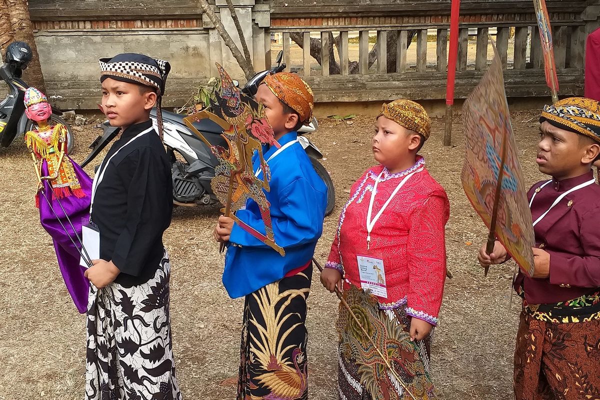 Aryapradita Alianih (baju hitam) asal Indramayu merupakan peserta Festival Dalang Bocah 2019 yang menyajikan pertunjukan wayang golek cepak.