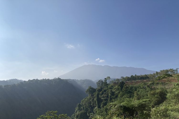 Pemandangan lembah kaki Gunung Gede Pangrango yang terlihat dari Puncak Halimun Camp, Kecamatan Caringin, Kabupaten Bogor, Jumat (28/5/2021).