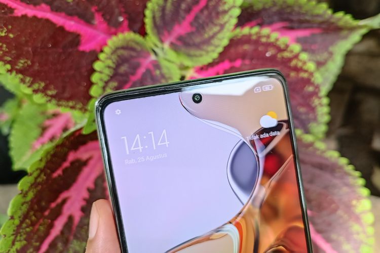 Kamera depan Xiaomi 11T Pro beresolusi 16 MP (f/2.5). Kamera depan ini bisa digunakan untuk merekam video beresolusi 720p (30 fps), 1080p (30/60fps).