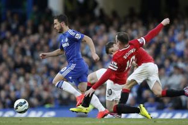 Salah satu aksi gelandang Chelsea Eden Hazard (kiri) pada pertandingan Premier League melawan Manchester United, di Stamford Bridge, London, 18 April 2015. Pada laga itu, Hazard mencetak gol yang menentukan kemenangan The Blues 1-0.