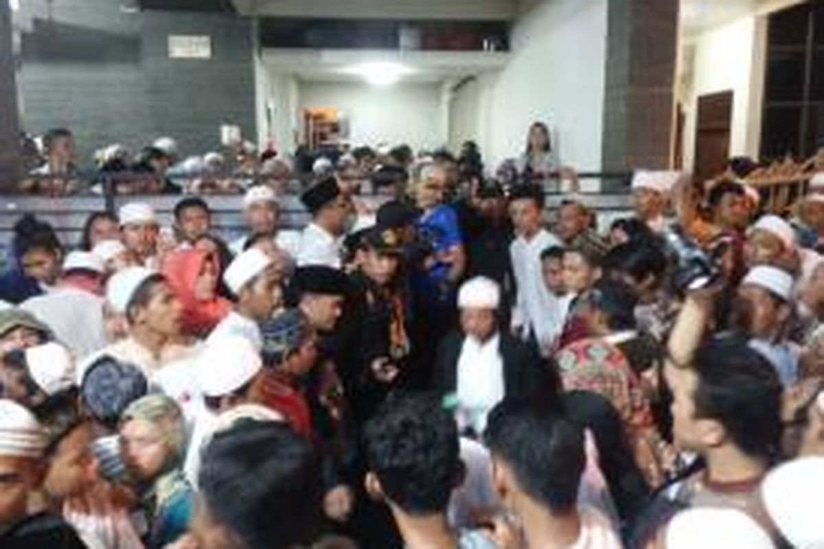 Kerumunan warga yang hadir dalam acara tahlilan hari ketujuh wafatnya Olga Syahputra, di Perumahan Kavling DKI, Jalan Kresna Raya No.4 RT11/RW 06, Duren Sawit, Jakarta Timur, Jumat (3/4/2015) malam.