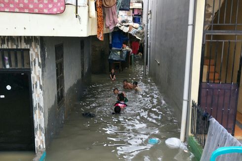 Kampung Pulo Banjir, Anak-anak Main Air, Warga Bersihkan Rumah