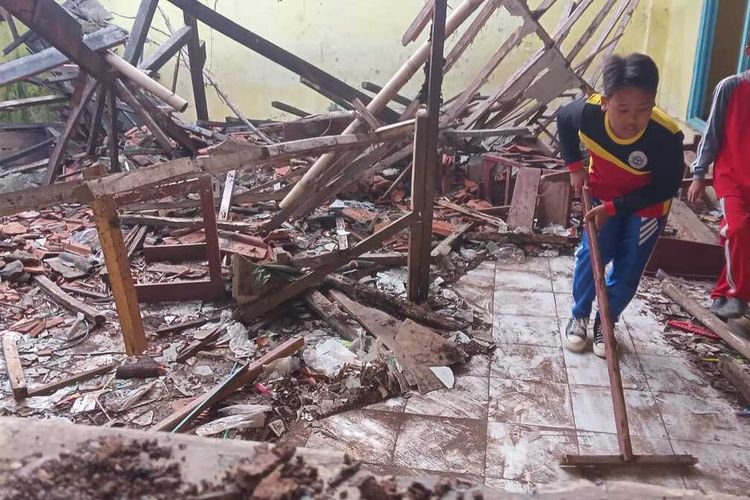 Sejumlah murid SDN Tanjungsari 3 Sukaluyu, Kabupaten Cianjur, Jawa Barat bermain di bawah reruntuhan bangunan kelas yang ambruk, Rabu (22/5/2024).