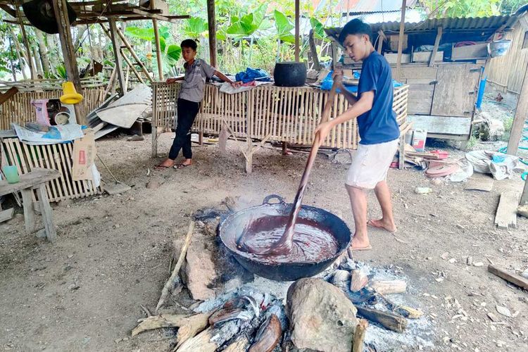 Keluarga Hasyim Wonopatih bergiliran mengaduk jenang di belakang rumah. Membuat jejang menjelang hari raya ketupat merupakan kebiasaan warga Jawa Tondano (Jaton)