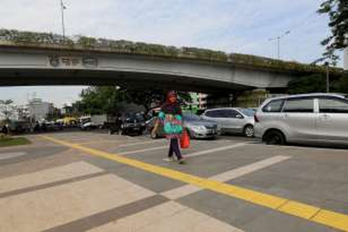 Warga berjalan di trotoar Jalan Jatibaru Raya, Tanah Abang, Jakarta Pusat, Rabu (23/11/2016). Lahan tersebut merupakan taman yang menjadi bagian dari proyek pelebaran trotoar di kawasan Tanah Abang, tepatnya di Jalan Jatibaru Raya.