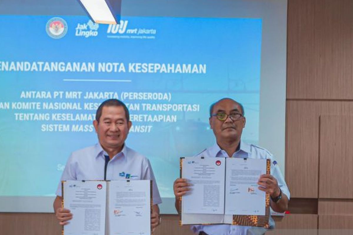 Direktur Utama PT MRT Jakarta (Perseroda) Mohamad Aprindy dan Ketua KNKT Suryanto Cahyono melakukan penandatanganan nota kesepahamaman di Wisma Nusantara, Jakarta Pusat, Selasa (6/9/2022). 
