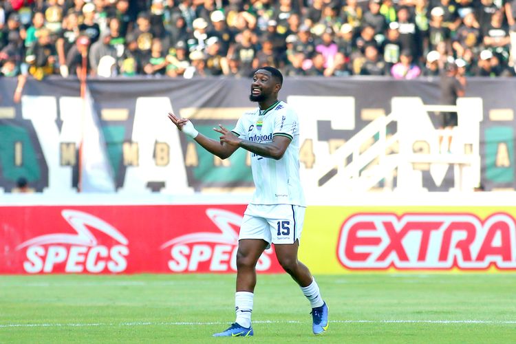 Pemain Persib Bandung Levy Madinda saat pertandingan pekan ke-15 Liga 1 2023-2024 melawan Persebaya Surabaya yang berakhir dengan skor 2-3 di Stadion Gelora Bung Tomo Surabaya, Sabtu (7/10/2023) sore.