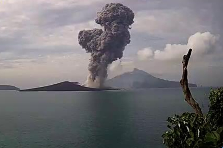 Gunung Anak Krakatau mengalami erupsi pada Minggu (17/7/2022). 