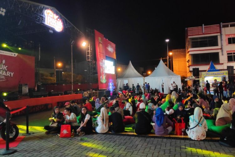 Pengunjung di depan panggung Pucuk Coolinary Festival, Medan, Sumatera Utara.