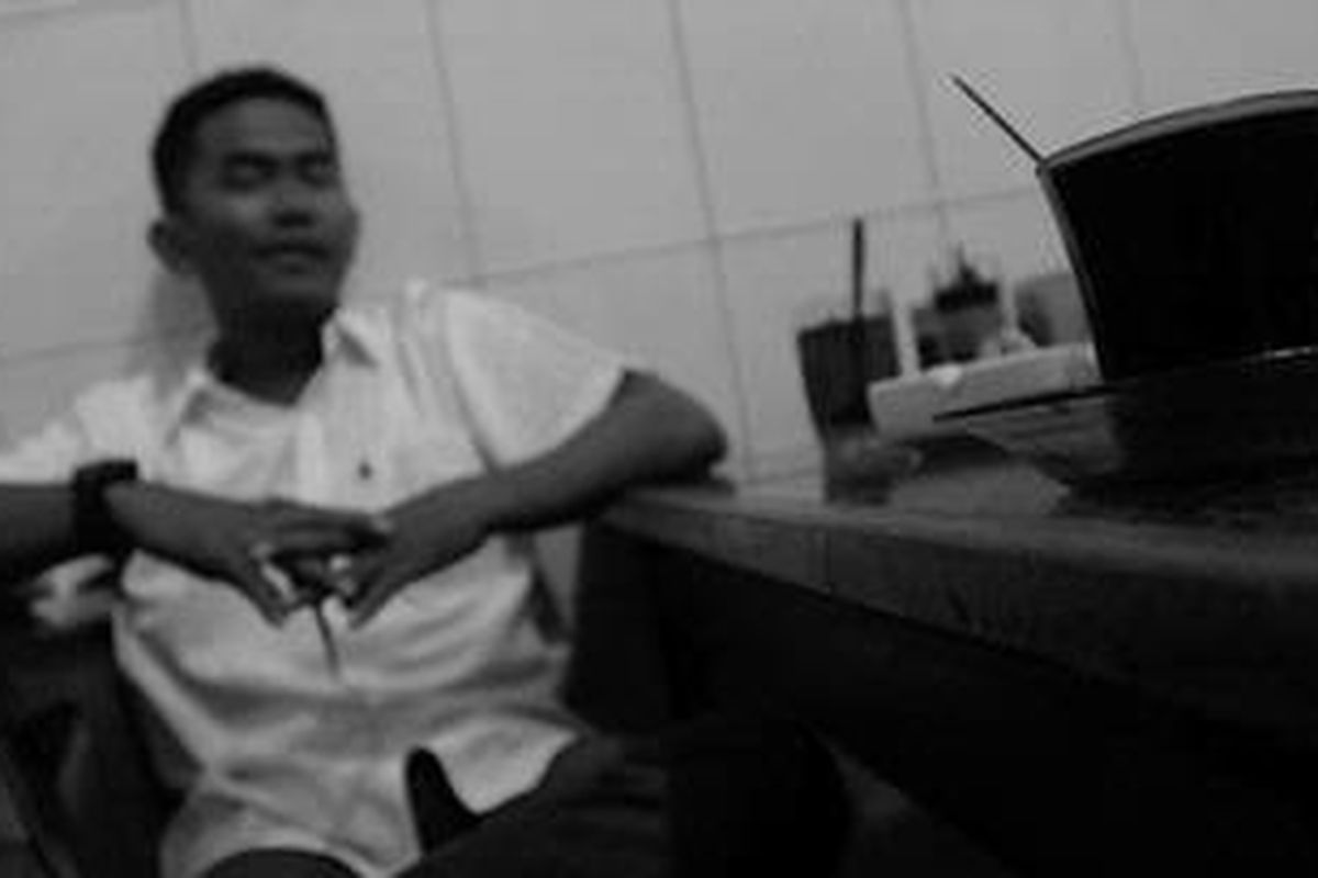 Seorang pemuda nampak tengah bersantai sambil ngopi di salah satu kedai kopi di Pulau Weh, Sabang, Aceh. Ngopi, memang sudah melekat dalam aktivitas sehari-hari masyarakat Aceh pada umumnya.