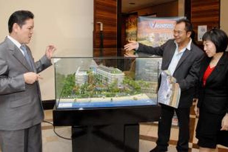 CEO EAR'S Corp dan Direktur Utama PT Menara Batakan Jimbaran Eddy Arifin bersama Chief Operating Officers EAR'S Corp Fritz Tanos saat menjelaskan proyek kepada pembeli di Jakarta, Sabtu (20/11/2013). 

