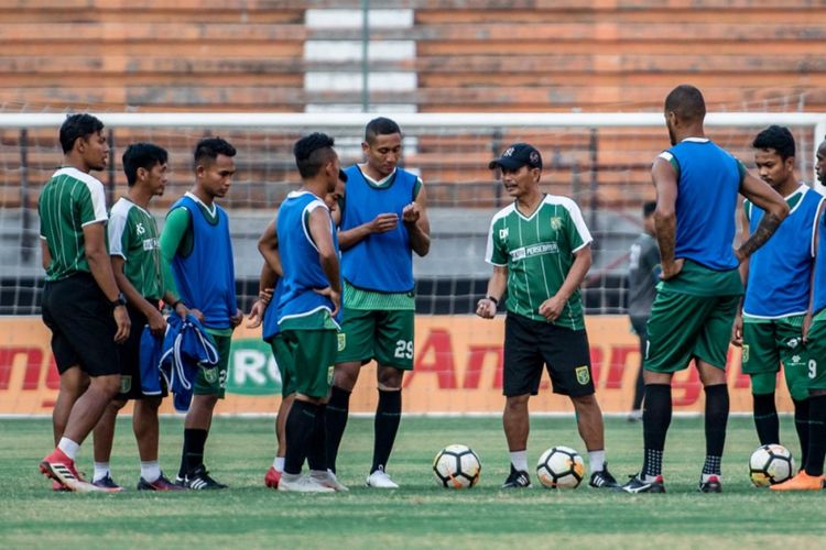 Coach Djajang Nurdjaman memberikan arahan kepada pemain Persebaya Surabaya dalam sesi latihan yang digelar di Stadion Gelora Bung Tomo, Surabaya. 