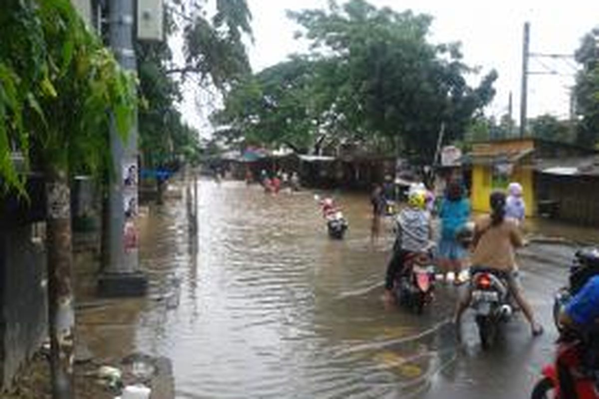 Lokasi banjir yang menggenangi ruas Jalan Bukit Duri Raya, Jakarta Selatan, tepat di depan SMA 8 Jakarta, Rabu (29/1/2014).