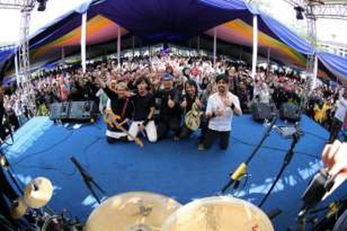 Wali Kota Bandung Ridwan Kamil bersama personel band GIGI saat berfoto bersama para pegawai negeri sipil di lingkungan Pemerintah Kota Bandung dalam kegiatan halal bihalal di Balai Kota Bandung, Jalan Wastukancana, Rabu (13/7/2016)