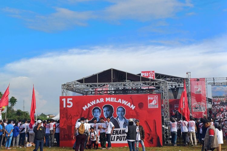 Sejumlah warga berfoto dengan latar gambar Presiden RI Joko Widodo, Kaesang Pangarep dan Gibran Rakabuming Raka di lokasi kampanye terbuka di Pondok Aren, Tangerang Selatan, Kamis (25/1/2024).