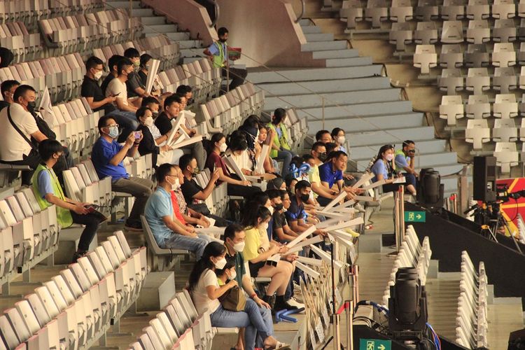 Para suporter timnas basket Taiwan saat mendukung timnya bertanding pada laga pertama FIBA Asia Cup 2022 kontra Bahrain di Istora Senayan, Jakarta, Selasa (12/7/2022) siang WIB.