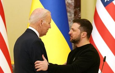 Presiden AS Joe Biden (kiri) berjabat tangan dengan Presiden Ukraina Volodymyr Zelensky (kanan) saat mereka menghadiri konferensi pers bersama di Kyiv, pada 20 Februari 2023. Presiden AS Joe Biden menjanjikan peningkatan pengiriman senjata untuk Ukraina saat kunjungan mendadak ke Kyiv pada 20 Februari 2023. Dia juga bersumpah komitmen terus-menerus Washington dalam mempertahankan integritas teritorial Ukraina. 