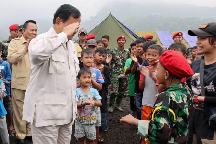 Menteri Pertahanan (Menhan) Prabowo Subianto menemui para pengungsi gempa di posko Komando Pasukan Khusus (Kopassus), Desa Cijedil, Cianjur, Jawa Barat, Rabu (7/12/2022).