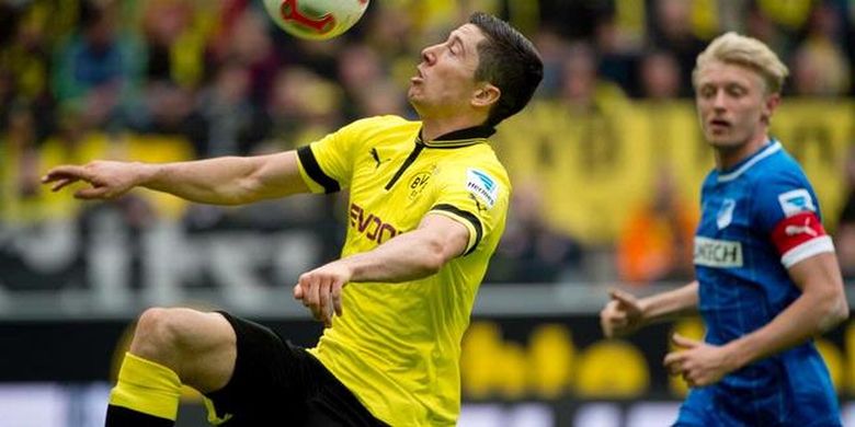 Striker Borussia Dortmund Robert Lewandowski (kiri) dan kapten Hoffenheim, Andreas Beck, saat kedua tim bertarung di Bundesliga, Sabtu (18/5/2013). Hoffenheim menang 2-1 dan akan tampil di play-off degradasi.