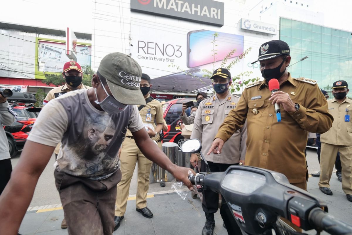 Wali Kota Madiun Maidi didampingi Kapolres Madiun Kota AKBP R Bobby Aria Prakasa turun ke jalan mengecek ketaatan warga terhadap protokol kesehatan Covid-19, mengingat kota pendekar ditetapkan sebagai zona hijau. 