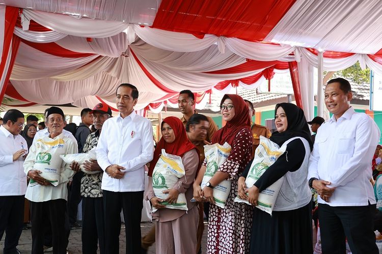 Presiden Joko Widodo (Jokowi) melakukan pengecekan dan penyerahan beras Bantuan Pangan tahap II secara langsung kepada Keluarga Penerima Manfaat (KPM) di Kantor Kecamatan Jombang, Kota Cilegon, Banten, Selasa (12/9/2023). 