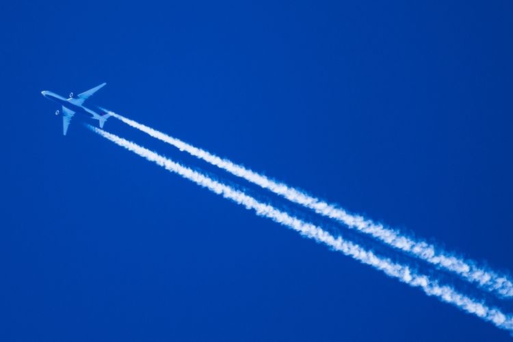Ilustrasi chemtrail. Ilustrasi asap pesawat yang kerap dinarasikan pembuat hoaks sebagai chemtrail atau zat kimia yang disebar dari udara. Chemtrail juga dinarasikan menyebar Omicron.