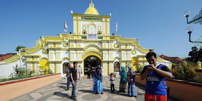 Mengunjungi Masjid Jami Sumenep di Pulau Madura, Jawa Timur.